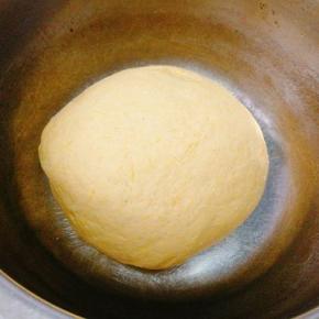 拌入面粉和成光滑面团，包上保鲜膜进行发酵