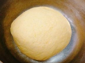 拌入面粉和成光滑面团，包上保鲜膜进行发酵