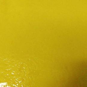 擀成面皮，均匀刷上少许的花生油。