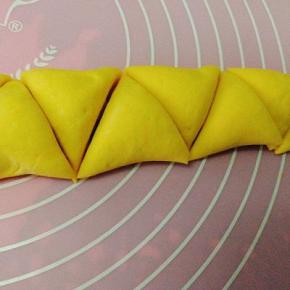 卷成条状，切成三角形