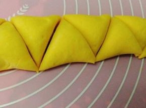 卷成条状，切成三角形