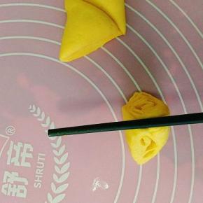 角朝上，用筷子压一下就做好啦