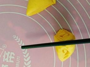 角朝上，用筷子压一下就做好啦