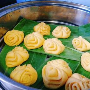 依次做好，花卷做好了二次醒发 锅中加入凉水铺上粽叶或笼布放上花卷，明显变大就可以蒸了，
