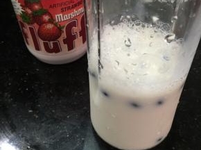 将蓝莓、牛奶放入料理杯。