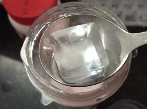 放入冰块。