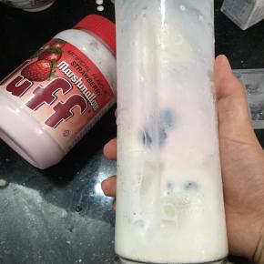 摇匀，用料理机打至顺滑。美味蓝莓奶昔就做好啦~
