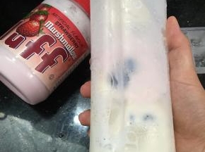 摇匀，用料理机打至顺滑。美味蓝莓奶昔就做好啦~