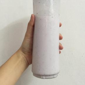 美味蓝莓奶昔就做好啦~
