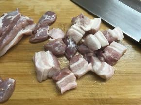 五花肉清洗干净后切成小块。