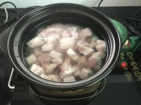 水开后放入切好块的五花肉焯水。