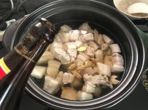 焯水后加入料酒和姜片。