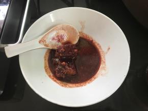 先把2块南乳捣碎。