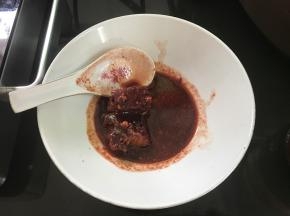 先把2块南乳捣碎。