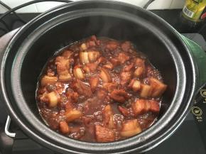 汤汁浓稠后，转大火收汁即可。