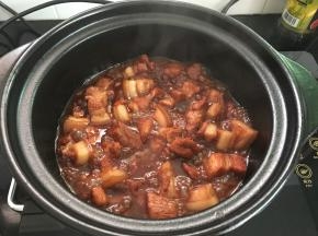 汤汁浓稠后，转大火收汁即可。