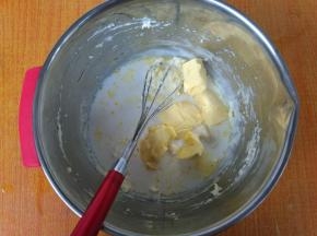 加入牛奶、黄油搅拌至融合。