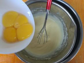 分次加入蛋黄，每加入一个搅拌均匀后再加入下一个。