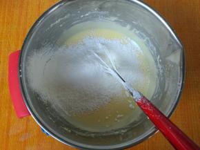 筛入低筋粉和玉米淀粉。