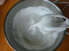 蛋白加入柠檬汁，电动打蛋器打发至湿性发泡，提起打蛋器有弯勾状态。