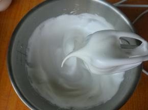蛋白加入柠檬汁，电动打蛋器打发至湿性发泡，提起打蛋器有弯勾状态。