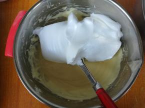 取三分之一蛋白加入到蛋黄糊中，“一”字形搅拌均匀。