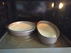 放入烤盘内，烤盘注入热水到模具的三分之一处。