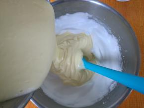 倒回蛋白盆，继续“一”字形搅拌均匀。