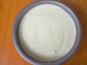 倒入模具内八分满，没有乳酪蛋糕模具可以用戚风蛋糕模，底部包上锡纸，因为乳酪蛋糕需要水浴法烘烤。