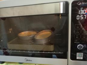 入提前预热好的烤箱，上下火130度烘烤60分钟，转140度烘烤15分钟即可。（温度和时间根据自家烤箱适当调整）