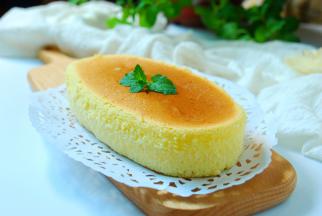 烤好后不出炉，在烤箱停留1小时，晾凉后脱模不需要倒扣。