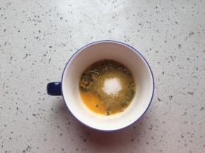 加入白砂糖拌匀