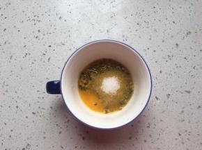 加入白砂糖拌匀