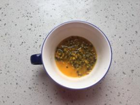 首先挖出百香果果肉