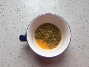 首先挖出百香果果肉