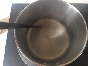 用筷子搅拌均匀