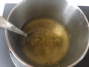 倒入百香果搅匀