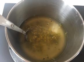 倒入百香果搅匀