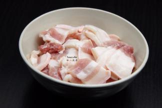 五花肉洗净，切片，放盐、油、鸡粉、酱油拌均腌制5分钟；