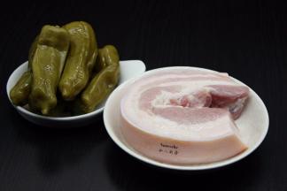 准备食材：蒜辣椒、五花肉、香葱等食材；
