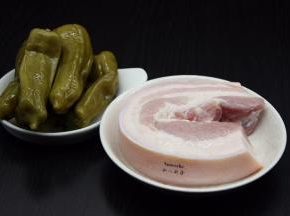 准备食材：蒜辣椒、五花肉、香葱等食材；