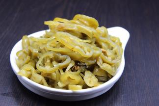 酸辣椒，洗净切碎； PS:切辣椒的时候记得去辣椒籽，这样就不辣