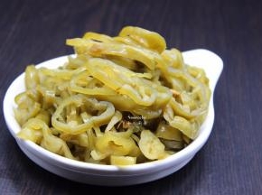 酸辣椒，洗净切碎； PS:切辣椒的时候记得去辣椒籽，这样就不辣