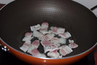 热锅，倒油，炒五花肉；