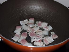 热锅，倒油，炒五花肉；