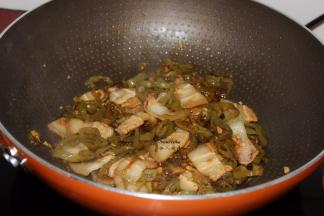 加酱油、翻炒；