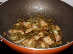 加酱油、翻炒；