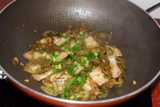 放盐。香葱，炒均即可。