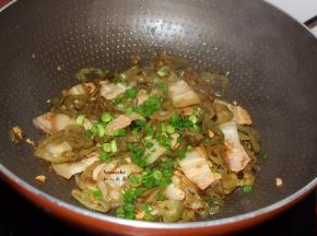 放盐。香葱，炒均即可。