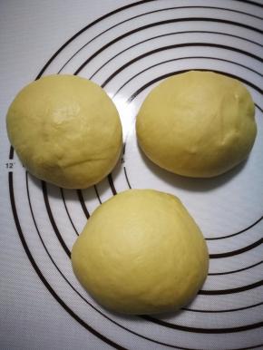 将面团平均分成三份